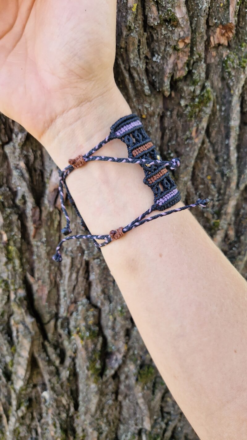 Armband schwarz/rotbraun/flieder mit Messingperlen – Bild 3