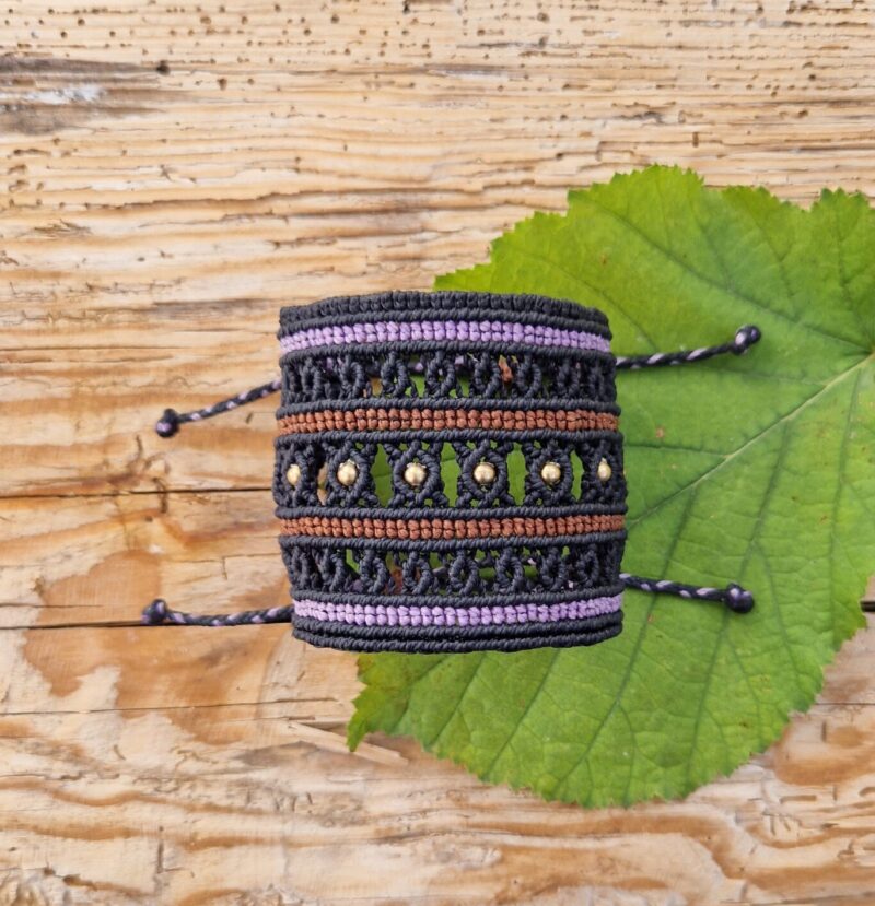 Armband schwarz/rotbraun/flieder mit Messingperlen