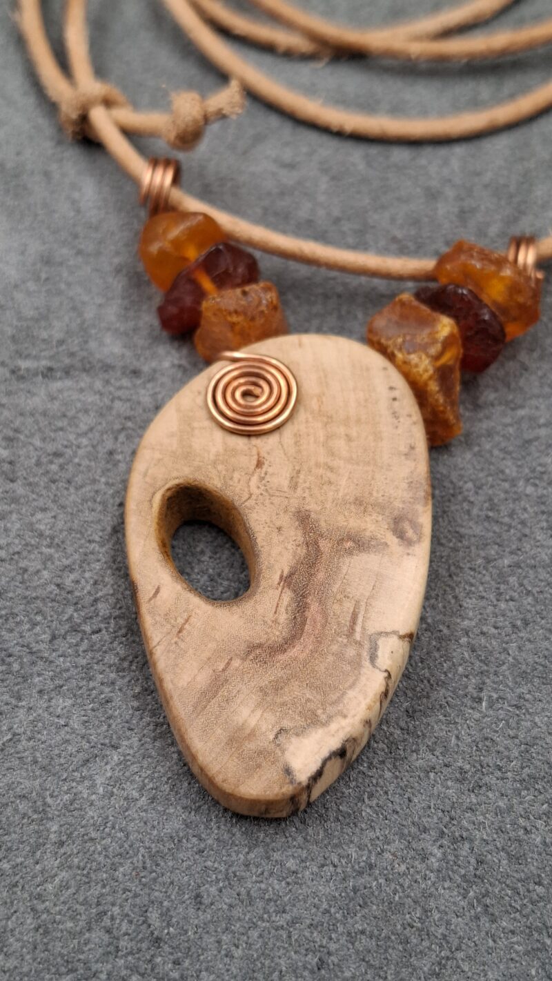 Halskette - gestocktes Holz, Bernstein und Kupferspirale – Bild 3