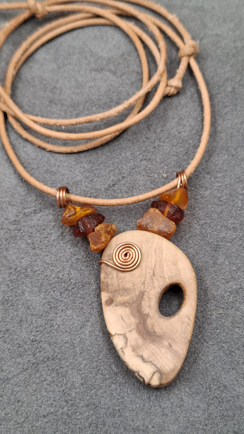 Halskette - gestocktes Holz, Bernstein und Kupferspirale – Bild 4