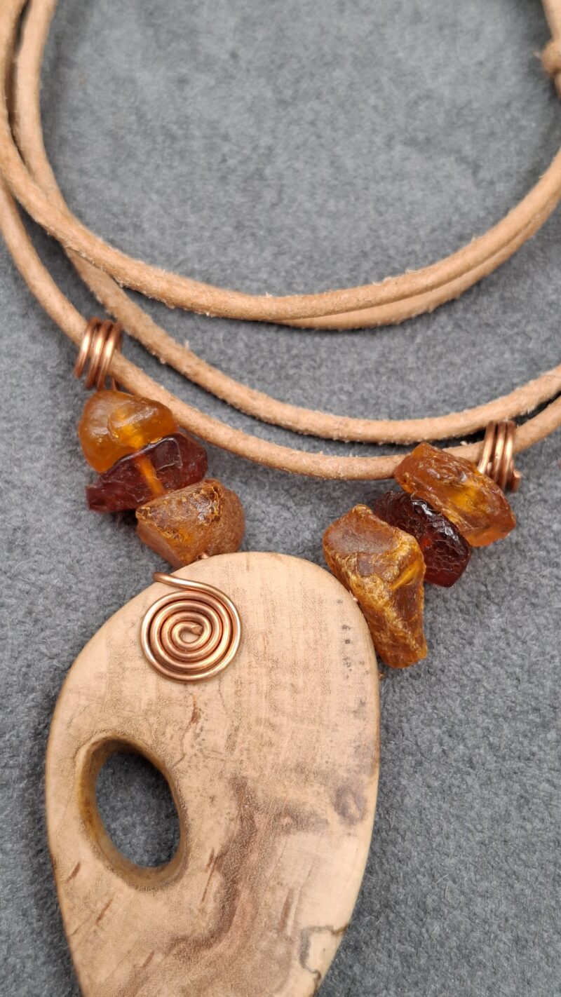 Halskette - gestocktes Holz, Bernstein und Kupferspirale – Bild 5