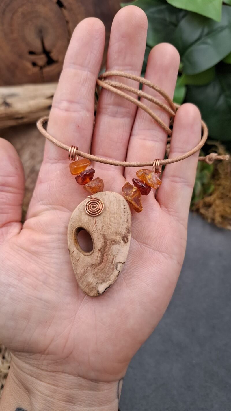 Halskette - gestocktes Holz, Bernstein und Kupferspirale – Bild 2
